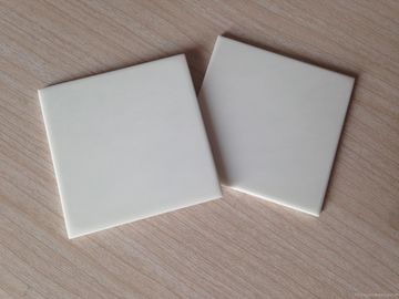 Biała płyta z krzemianu glinu stosowana w przemyśle materiałów budowlanych