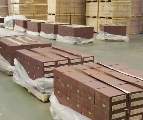 Wysoka czystość 98% MgO magnezytu ogniotrwałe cegły martwe spalone cegły magnezyjne do pieców cementowych