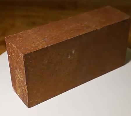 Wysokotemperaturowe ogniotrwałe cegły magnezowe Doskonała odporność na szlak Pieczona cegła magnezowa do wyściółki pieca stalowego