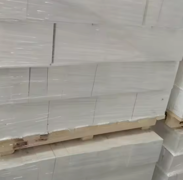Wysokiej czystości Alumina Ztopiony Corundum Mullite Cegła Wysokiej Temperatury Pieczarnia Korundum Mullite ogniotrwałe cegły
