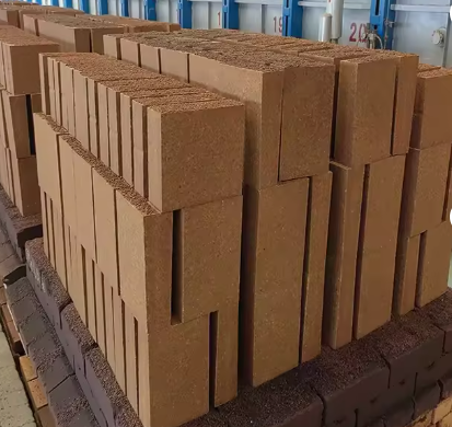 Cegła szamotowa Rongsheng z magnezu i żelaza, wysoka ogniotrwałość 1800℃, cegły spinelu magnezowo-aluminiowe do pieca cementowego